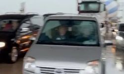 Dolu etkili oldu, sürücüler köprü altına girerek araçlarını korumaya çalıştı