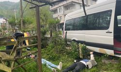 İşçi servisi ağaca çarptı: Çok sayıda yaralı var