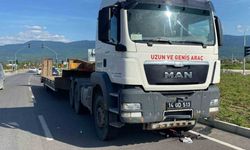 Kırmızı ışıkta geçen bisikletli tırın altında kaldı: Genç sürücü ağır yaralı