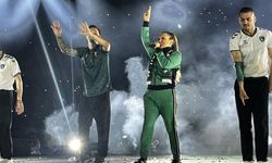 Kocaelispor camiası kupayı ünlü isimlerle kutladı