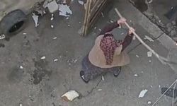 Korku dolu anlar: Sinir krizi geçirdi, kürekle saldırıya geçti!
