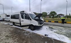 Seyir halindeki minibüs alev aldı