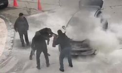 Motor kısmından yanan otomobile yangın tüpü ile müdahale ettiler