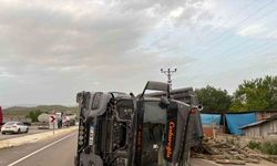 Odun yüklü tır devrildi, sürücü yaralandı