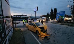 Ticari araç ve otomobil çarpıştı: 6 yaralı