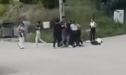 Üniversiteli genç kızlar sokak ortasında saç saça kavga etti