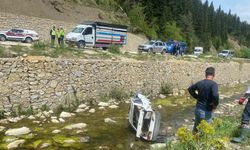Yoldan çıkan otomobil dereye uçtu: 1 ölü, 1 yaralı