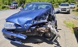 Ticari kamyonete çarpan otomobil paramparça oldu