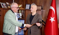 Emekli madenci, kendi yaptığı bastonu hediye etti