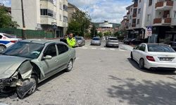 Otomobiller çarpıştı: 2 hafif yaralı