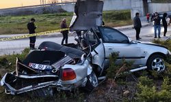 Önce takla attı, sonra bariyerlere çarptı: Otomobil paramparça oldu, yaralılar var!