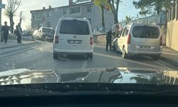 İki otomobil çarpıştı, vatandaş çileden çıktı!