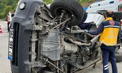 Zonguldak’ta otomobil yola devrildi: Yaralılar var!