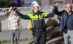 Düğün konvoyundaki araçları yoldan kaldıran polis, davet üzerine halaya katıldı