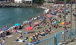 Maldivler değil Kapuz Plajı: Havlusunu kapan denize koştu