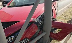 Korkutan kaza: Otomobil direğe çarptı