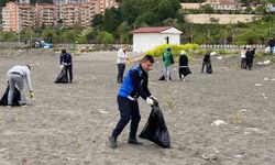 Belediye personeli Kozlu Sahili'nde çöp topladı