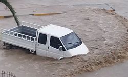 Haziran ayında kuvvetli sağanak: Yollar göle döndü, 1 kişi selde kayboldu!