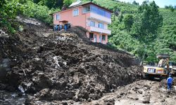 Heyelan: 3 ev hasar gördü