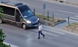 Yaya geçidinde defalarca karşıya geçip geri döndü