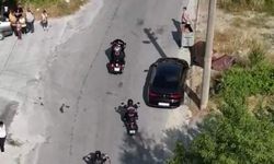 Düğün konvoyunun önünü kesmek isteyen çocuğa motosiklet çarptı; o anlar dronla görüntülendi