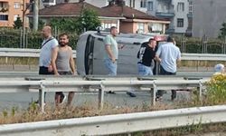 Hafif ticari araç, bariyerlere çarptı: 2 ölü, 3 yaralı