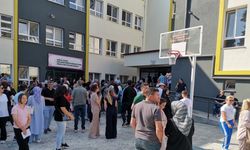 LGS heyecanı; çocuklar sınavda, aileler de dışarıda terledi