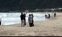 Mavi bayraklı plajda denizdeki kirlilik temizlendi