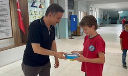 Okul koridorundaki çöpü kutuya atarken görüntülenen öğrenciye tablet hediyesi