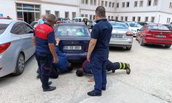 Otomobilin motoruna sıkışan yavru kedi kurtarıldı