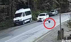 Seyir halindeki otomobilin önüne kaya düştü