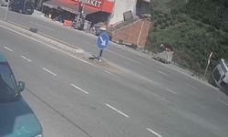 Otomobille çarpışan hafif ticari aracın dereye yuvarlandığı kaza kamerada: 3 yaralı