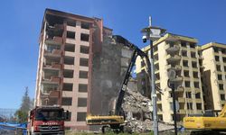 'Oturulamaz' raporu verilen 8 katlı 2 binada yıkım başladı