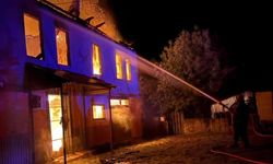 Gece yarısı büyük yangın: 2 katlı ev alevlere teslim oldu