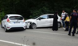 2 otomobil çarpıştı: 1’i çocuk 6 yaralı