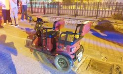 Otomobilin çarptığı elektrikli bisikletteki anne ve kızı yaralandı