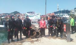 Dalgıçlar limandaki çöpleri temizledi