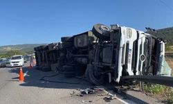 Devrilen tırın dorsesindeki hurdalar yola saçıldı: 1 yaralı