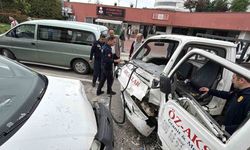 İhsaniye'de kamyonet ile hafif ticari araç kafa kafaya çarpıştı: 3 kişi yaralandı