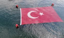 Jandarma 186'ncı yılını böyle kutladı: Gölün içinde Türk bayrağı açtılar