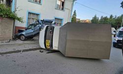 Kamyonet, park halindeki otomobile çarptı: 1 yaralı