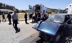 Kavşakta süt kamyonu ile otomobil çarpıştı: 2 yaralı