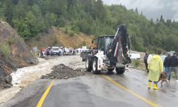 Kuvvetli sağanak karayolunu ulaşıma kapattı