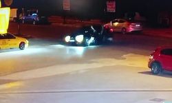Motosiklet sürücüsü takla atıp otomobilin üzerine düştü!