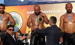 Orhan Okulu, altın kemerin sahibi oldu