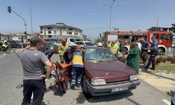 Otomobiller çarpıştı, yolcu araçta sıkıştı: 3 yaralı