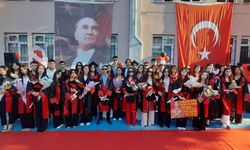 Anadolu Lisesi öğrencilerinin mezuniyet sevinci
