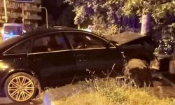 Direğe çarpan sürücü, aracını bırakıp kaçtı