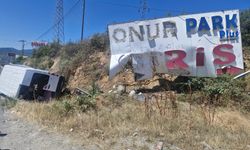 Reklam tabelasına çarpan minibüs su kanalına devrildi: 3 yaralı
