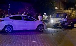 Kamyonet ile otomobil kafa kafaya çarpıştı: 1’i çocuk, 4 yaralı!